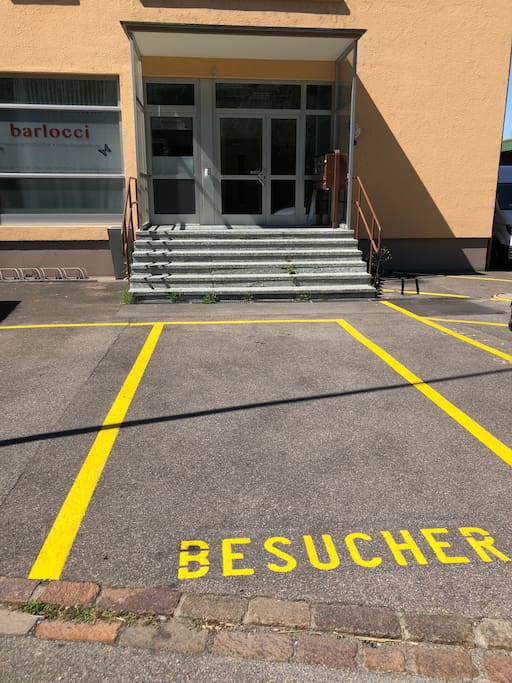 Eingangstüre und Parkplatz