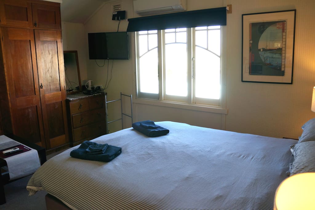 Quaint 1930s ambience (Studio was built by the local timber merchant in 1937)