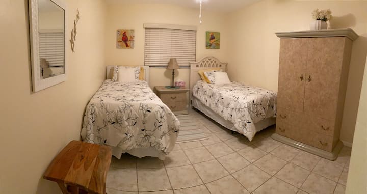 Спалня с 2 единични легла