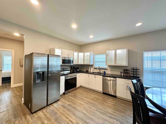 Sleeps 8, 4 Queen Beds, W/ Poker Table and Games! gallery image 4