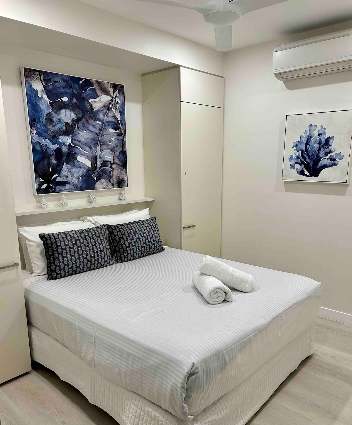 تم إعداد غرفة النوم المريحة هذه ذات الحجم الكبير بشكل جيد كملاذ لأحد الوالدين. وهو مجاور للمطبخ وغرف المعيشة ويسمح بالخصوصية من الأطفال في غرفة النوم الثانية.