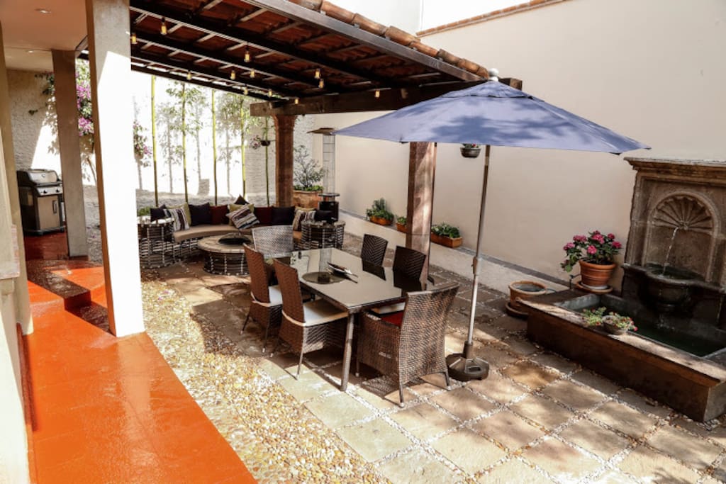 Enjoy the outdoors! Entertaining or dining