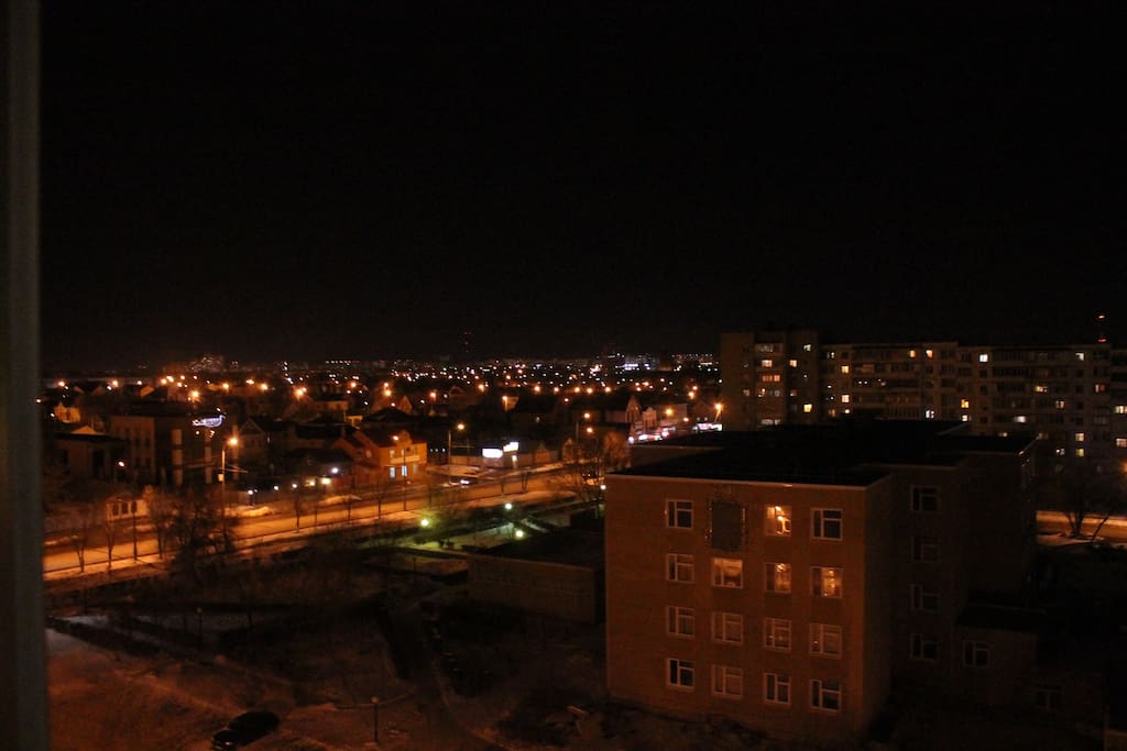 Вид из окна комнаты-спальни на одну из основных аорт города.