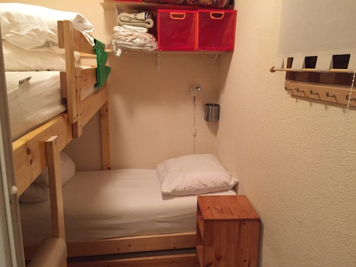 cabaña, 1 cama 0.90x 2.00m y 1 cama pequeña 0.70 x 1.90m. para un niño. Cabaña con ventana pequeña.