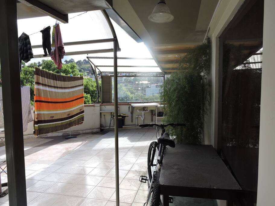 Terraza con tendedero y lugar para lavar la ropa a mano.