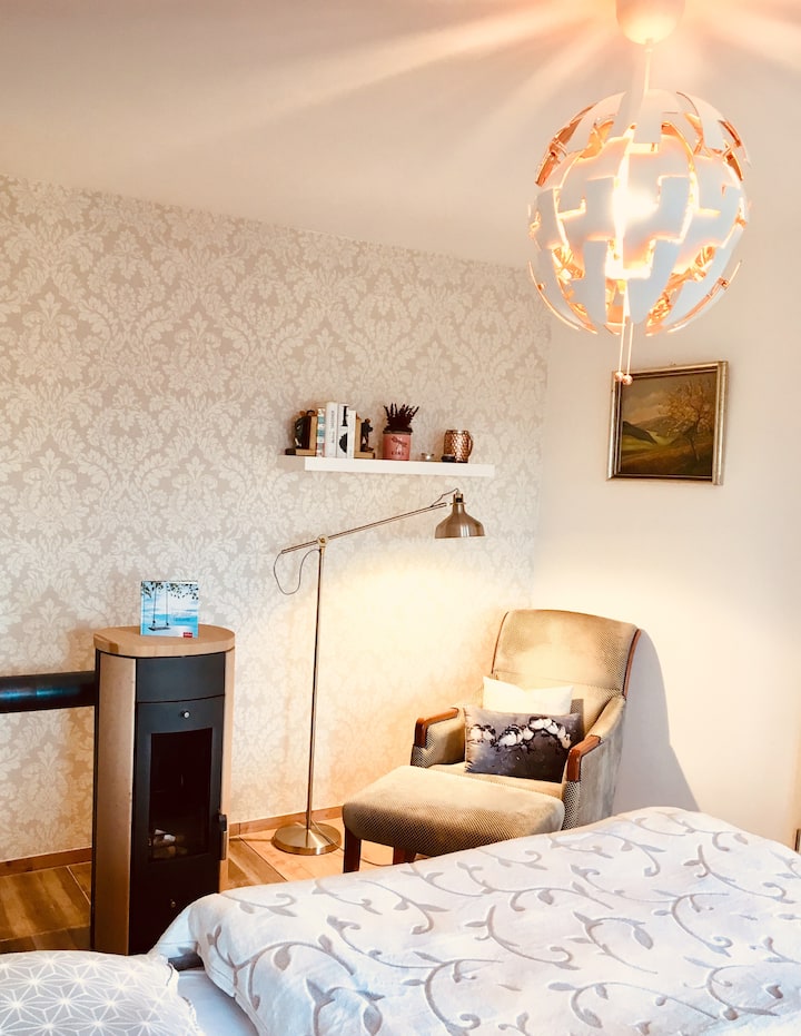 Die Lese-Ecke mit Kamin und Sessel im Schlafzimmer ...