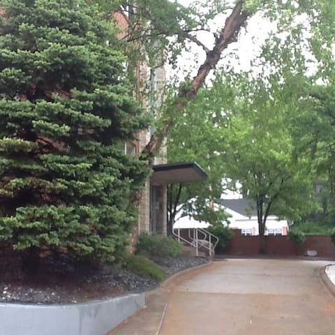 Enormous 3,400sqft condo with 10 beds & 5 bedrooms