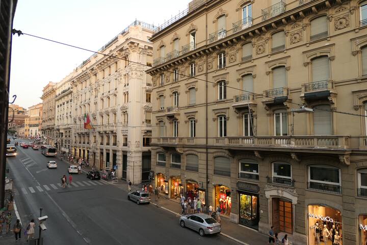 7p. – 3rd floor – In The Heart Of Rome gallery image 3