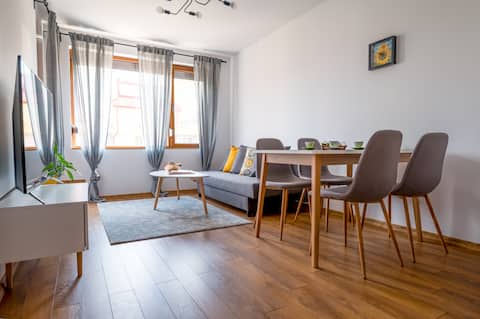 Contemporary 2 Bedroom Apartment With Free Garage