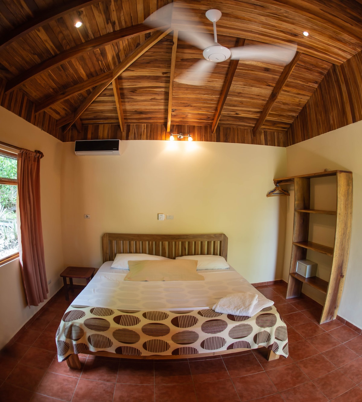 Habitación con cama doble para 2 huéspedes. 
Abanico y AC