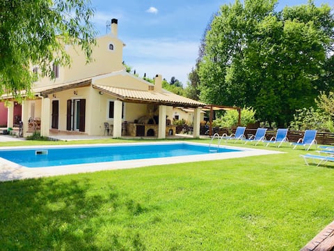 Villa Chloe with Private Heated pool