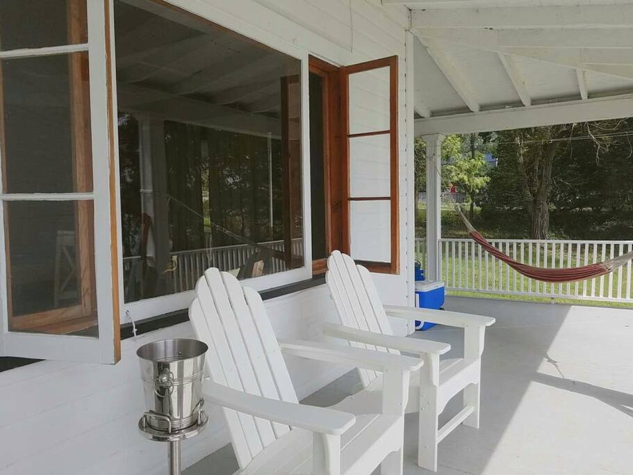 SILVERLAKEN LODGE: common area: wrap around deck