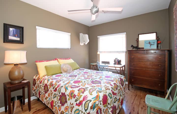 בחדר השינה השני יש שולחן וכיסא ייעודיים שיוצרים פינה מושלמת להתמקדות, במרחק צעדים ספורים ממיטה נינוחה. 

#WFHReady #חללעבודה #פינתיצירה #מקוםלהתמקדות