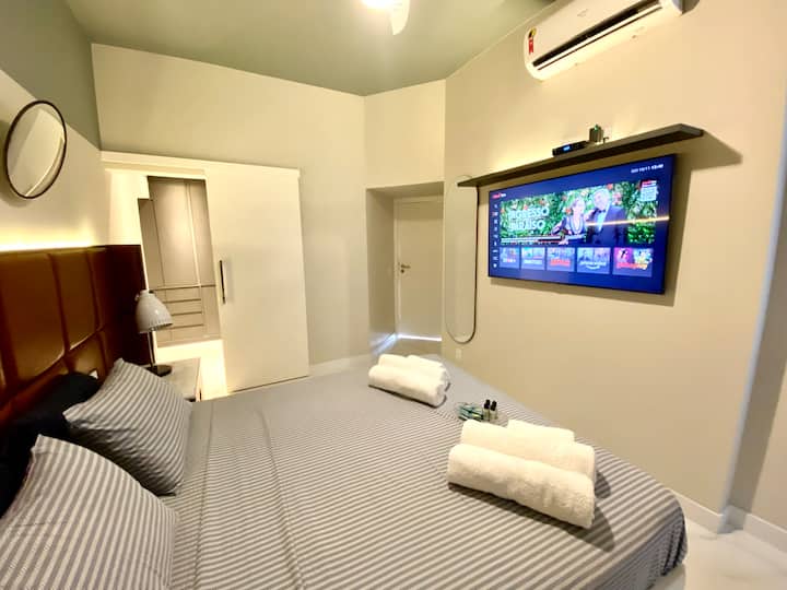 تلفزيون ذكي 60بوصة ومرآة كاملة للجسم