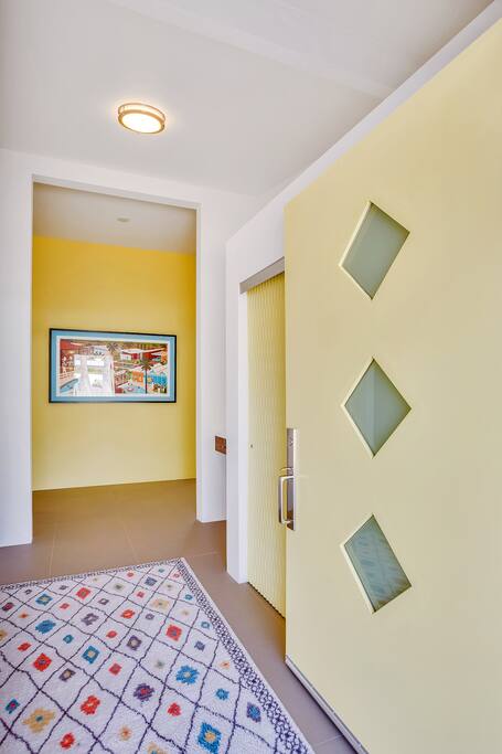 Foyer into the home