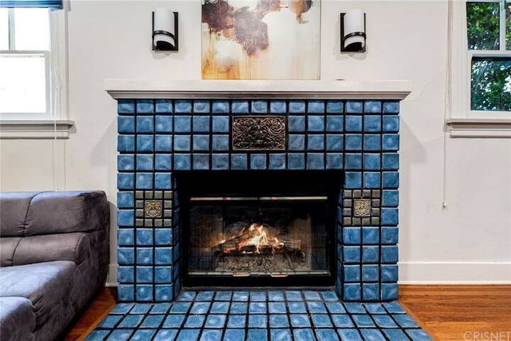 Entire Gorgeous Hollywood Home gallery image 5