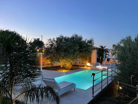 gorgeous villas  with Private Pool, near Cefalu'