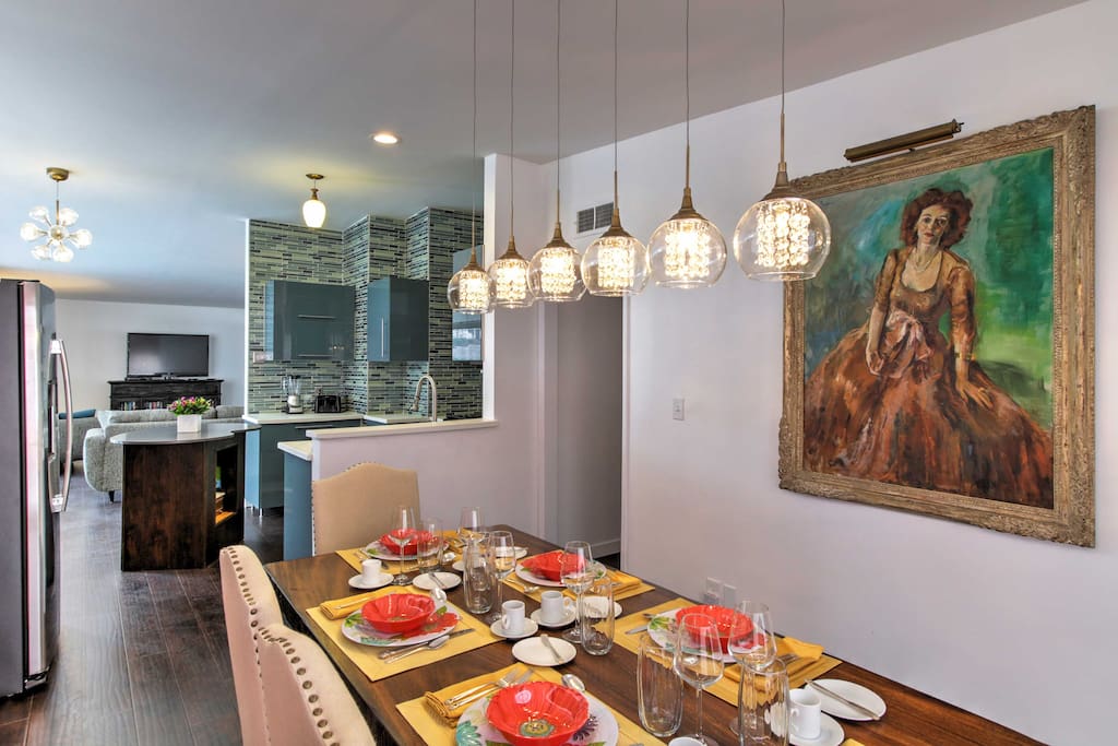 This 1,374 square-foot Donald Wexler home features luxurious amenities and modern comforts to accommodate 6 guests.