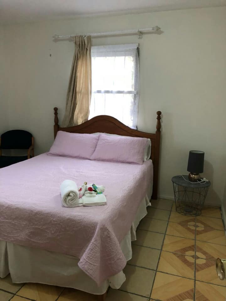 1号卧室配有标准双人床