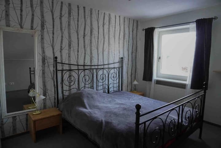 Chumba cha 2 cha kulala: kitanda cha watu wawili, kioo na reli ya nguo