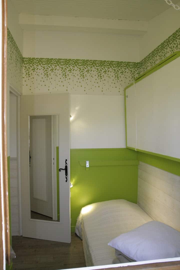 Habitación pequeña con literas del Sauce (cama de arriba abatible)