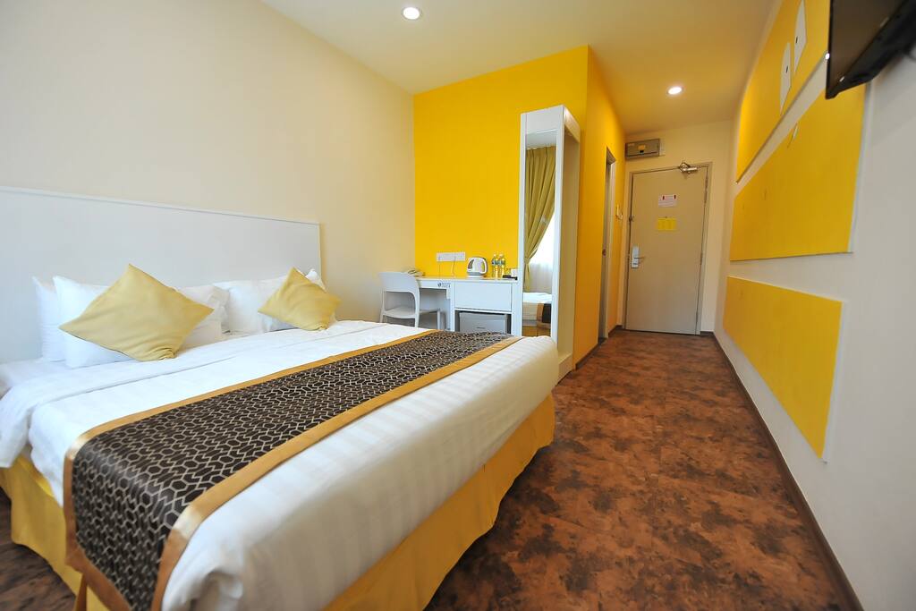 Queen Size Bedroom 2