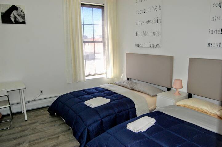Large private bedroom 1 stop from Manhattan