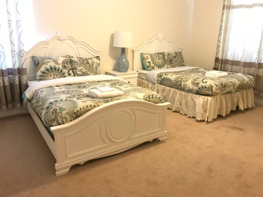 Third bedroom
Two full size bed.
Spacious, bright and comfortable.