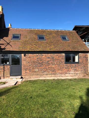 Manor Farm Cottage, close to M42, NEC, Tamworth  ,