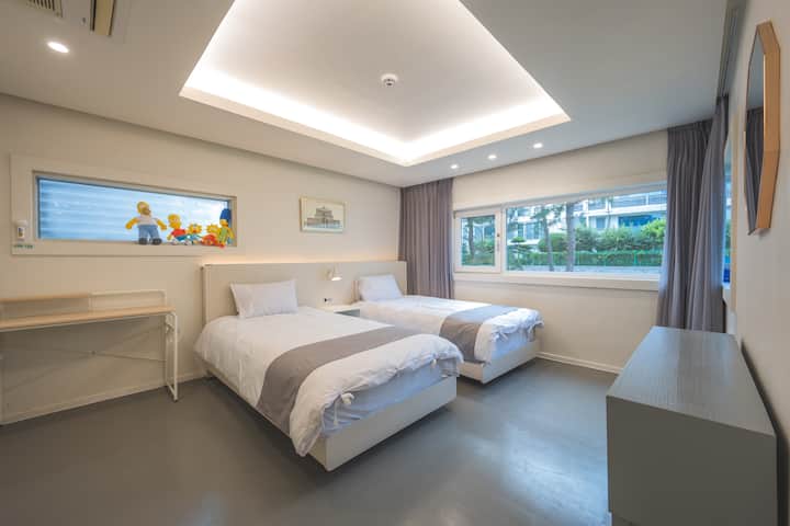 Small room 1.
This room consists of 2 super single beds. 
You can see the garden view. 