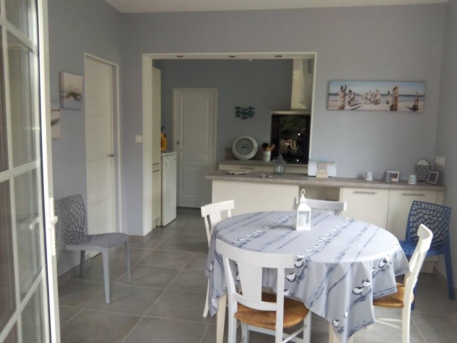 salle, avec table ronde à rallonge, cuisine toute équipée