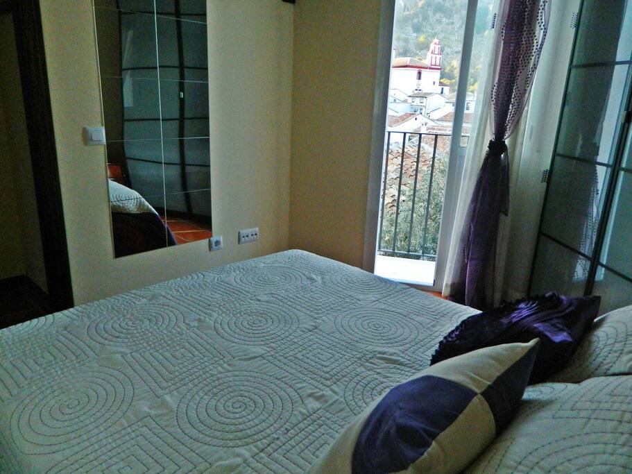 Dormitorio principal y balcón