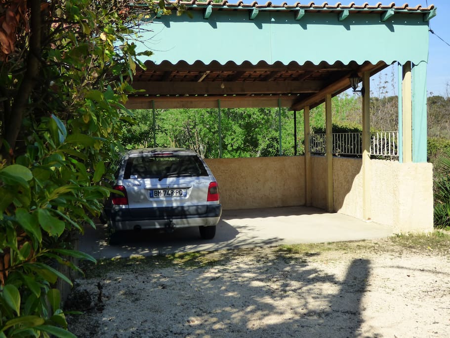 Parking privé et couvert pour 2 véhicules.