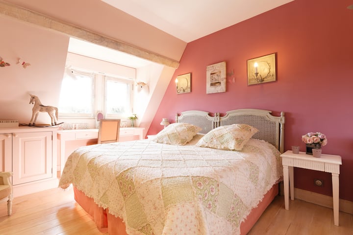 غرفة في الطابق العلوي مع اختيار إما 2 سرير من 90CM أو 1 سرير 180CM