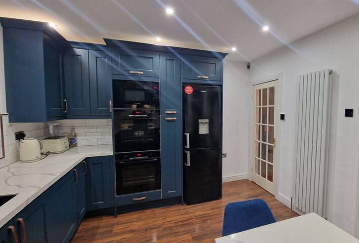 Lovely 4 bed House close to Manchester Airport. gallery image 4