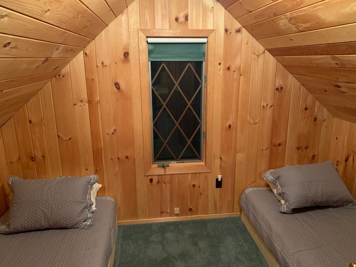 غرفة نوم في الطابق الثاني. رائعة للأطفال. 