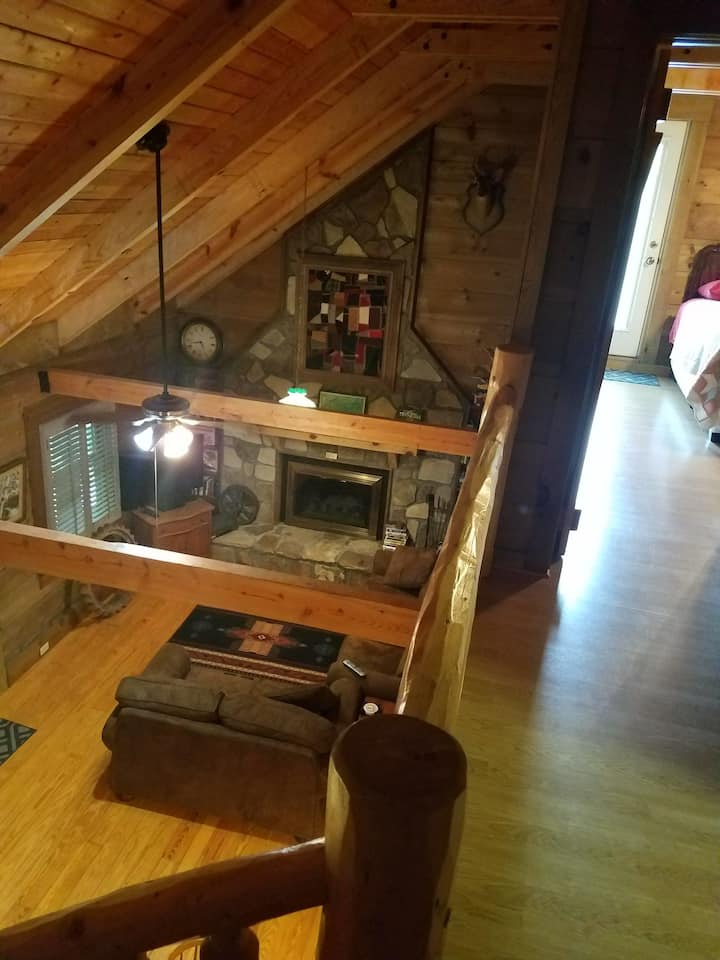 إطلالة من الطابق الثاني إلى غرفة المعيشة