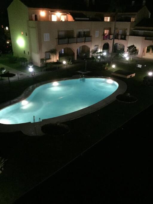 PISCINA Y JARDINES POR LA NOCHE
