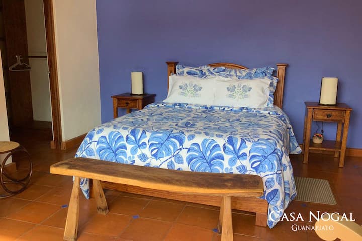 Recámara principal con lámparas individuales y burós, cojines decorativos, almohadas, set Sabas, nórdico y funda nórdica, tapetes, tabla de planchar en closet, plancha, botiquín, perchas y cobijas adicionales, secador de pelo y ventilador de piso.