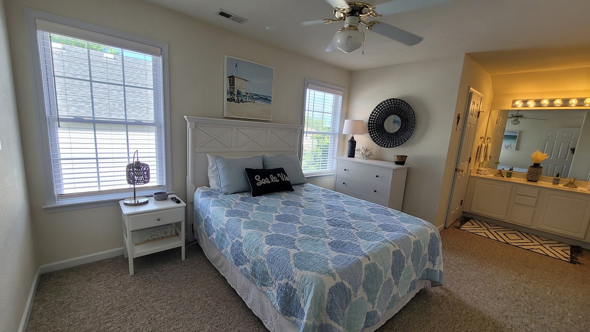 Glavna spavaća soba na katu (bračni krevet) s privatnom kupaonicom.