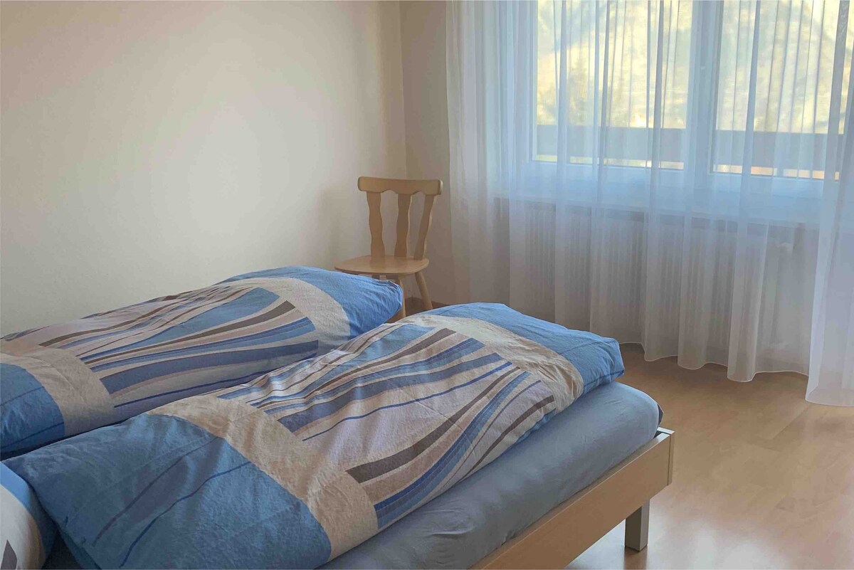 Samostatná spálňa s dvoma posteľami s výhľadom na Bietschhorn