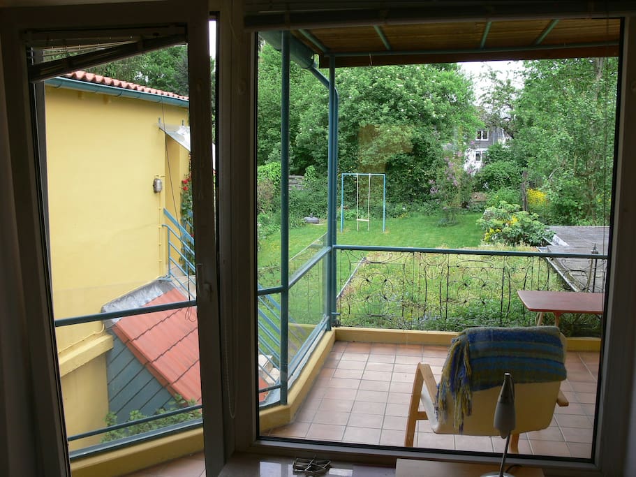 Der Balkon am Wohnzimmer ist überdacht.