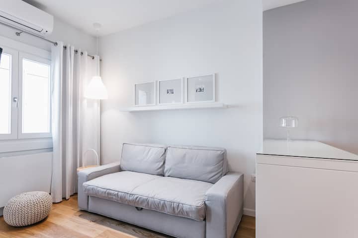 Dhoma e ndenjjes: divan krevat