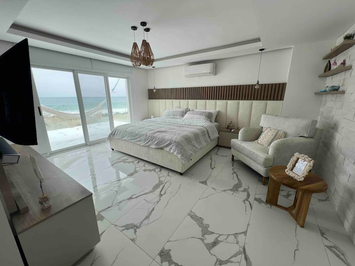 ห้องนอนใหญ่พร้อมระเบียง 