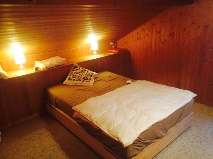 Chumba 1 cha kulala mara mbili na roshani ndogo