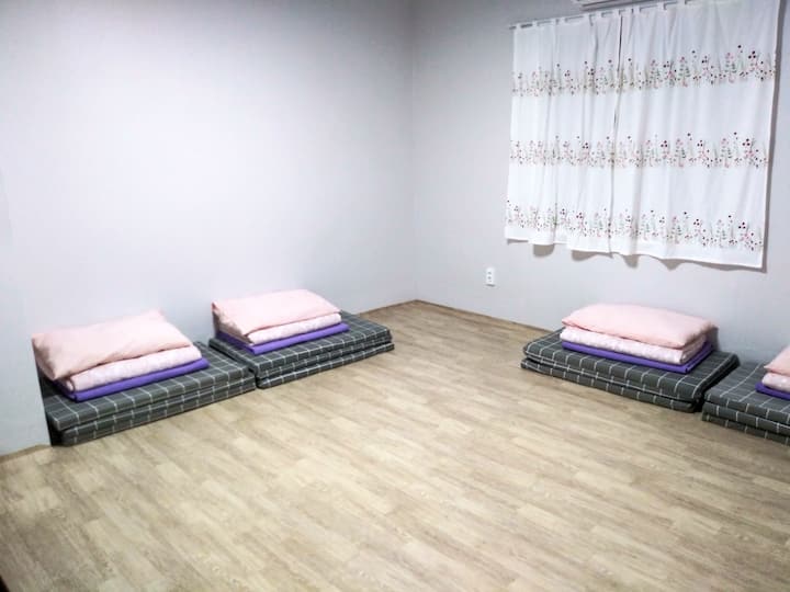 Dhoma 101. Dhomat janë të bollshme.