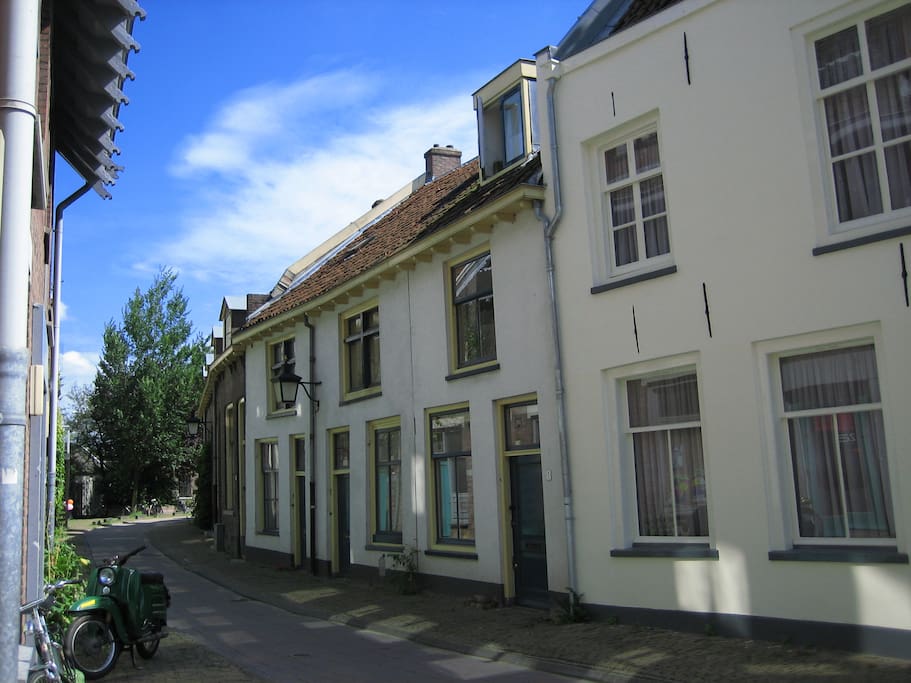 Very charming monumental townhouse (second house from the right) in a quiet street central city