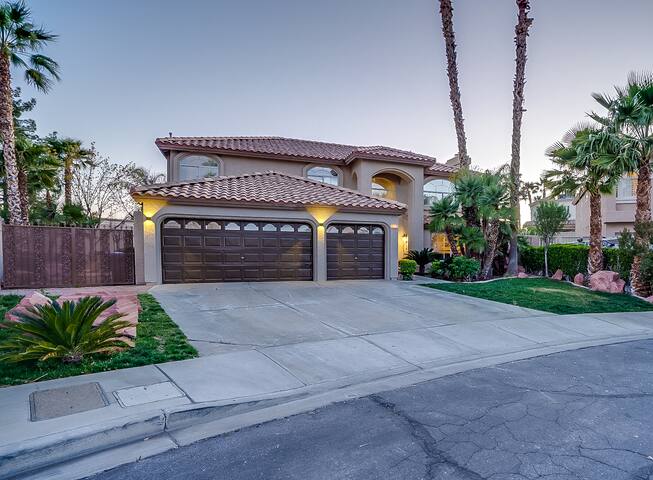 Simply PARADISE! Resort Inspired Pool + 5 BR/3BA gallery image 4