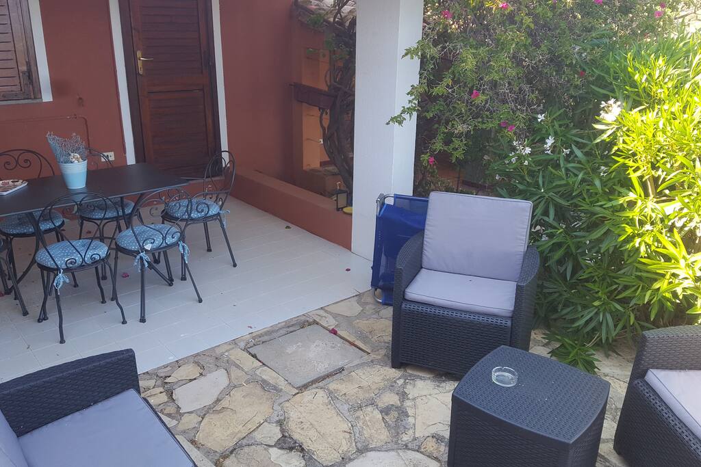 Il patio è arredato con tavolo, sedie e barbecue professionale.