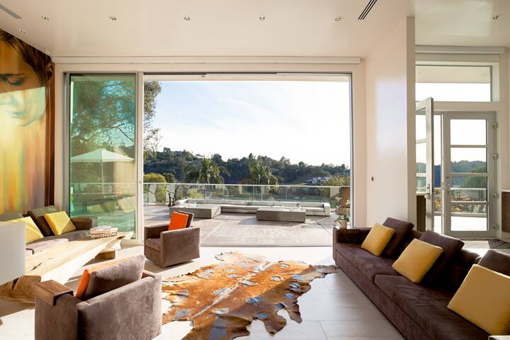 Private Bali Inspired Villa gallery image 3